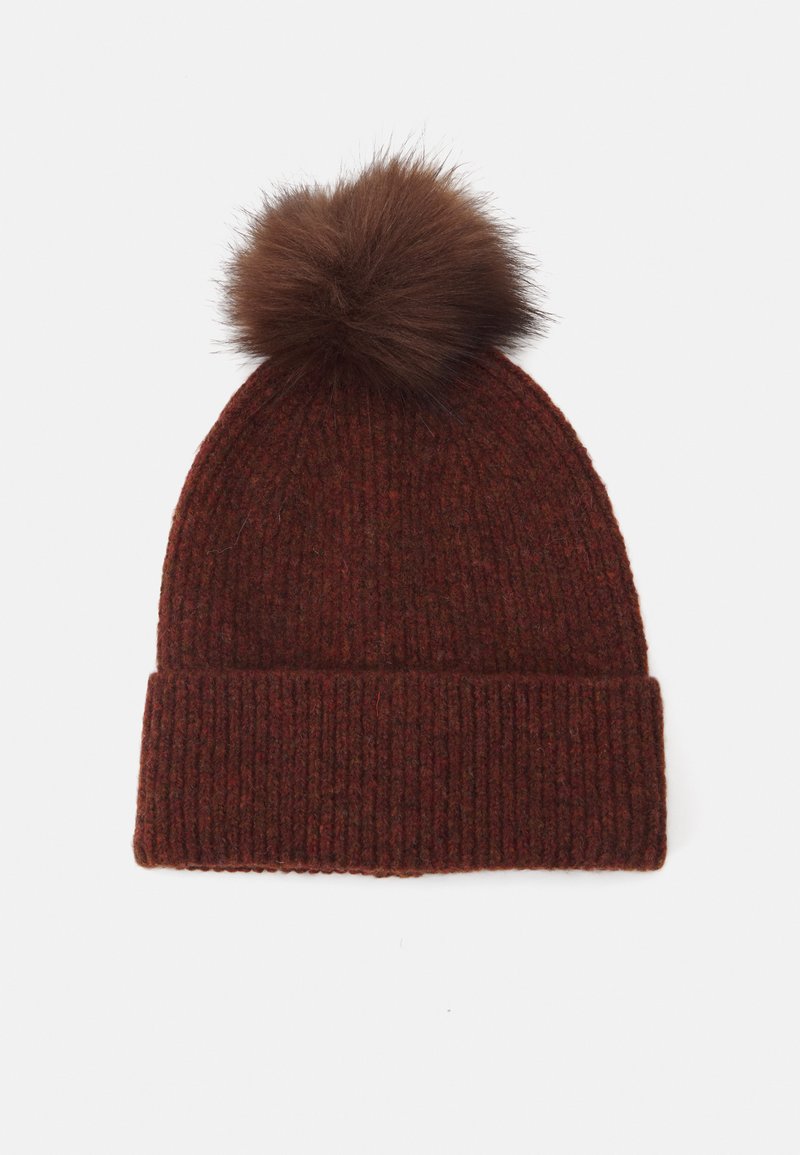 Gorro de lana en marrón oscuro con textura acanalada y un pompón de piel marrón de peluche en la parte superior. Diseño con puño para mayor calidez.