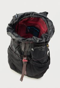 Μαύρο σακίδιο με ρολό στην κορυφή, κόκκινη επένδυση, δίχτυ στο πλάι και ρυθμιζόμενους ιμάντες. Διαθέτει λογότυπο και θήκη με φερμουάρ στο εσωτερικό. Ελαφρύ υλικό.