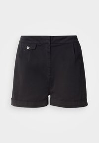 Shorts noirs sur mesure avec ourlets retroussés, poches latérales et une poche à rabat boutonnée sur la taille avant gauche.