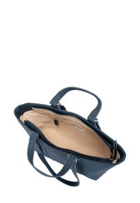 Bolso de mano de piel azul marino con interior de tela beige, asas dobles, un compartimento central con cremallera y un pequeño bolsillo con cremallera adicional en el interior.