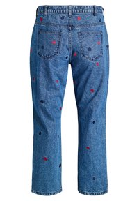 Blauwe denim jeans met een rechte snit, voorzien van verspreide rode en marineblauwe hartpatronen. Eenvoudige achterzakken en een klassiek design van de tailleband.