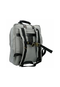 Zaino in tela grigia con dettagli in pelle nera, maniglia superiore, spallacci regolabili e fibbia a clip. Presenta una patch con logo e diverse tasche.