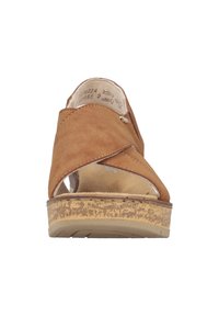 Sandale compensée en daim marron avec brides croisées et semelle texturée vue de face sur fond blanc.