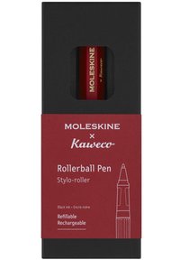 Penna rollerball Moleskine x Kaweco rossa con inchiostro nero, presentata in una scatola nera con lettering dorato e un disegno a linea della penna.