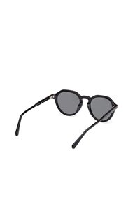 Ochelari de soare rotunzi, cu ramă subțire din acetat negru și lentile negre închise. Prezintă un design minimalist și accente discrete.