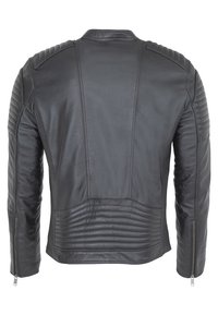 Giacca da moto nera in pelle con un design strutturato, dettagli a coste sulle spalle e ai lati, e polsini con cerniera.