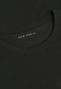 Schwarzes Baumwoll-T-Shirt mit rundem Ausschnitt; auf dem inneren Kragen befindet sich ein Etikett mit der Aufschrift "PIER-ONE" und der Größe "3XL".