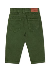 Pantalon vert en mélange de coton avec une ceinture élastique, doté de deux poches arrière et d'une étiquette de marque en cuir à la taille.