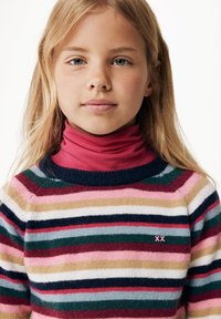 Pruhovaný svetr v růžové, zelené, modré a béžové barvě, s námořnickým límcem. Má malé červené vyšívané XX na hrudi. Materiál z vlněné směsi.