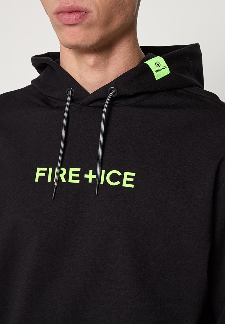 Schwarzer Kapuzenpullover mit einem grünen "FIRE + ICE" Logo, ausgestattet mit Kordeln und einem kleinen grünen Etikett am Kragen. Aus Baumwollmaterial.