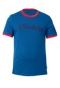 Blaues Baumwoll-T-Shirt mit rotem geripptem Kragen und Ärmelakzenten. Mit dunklem Text, der "Forsberg" über die Vorderseite sagt.