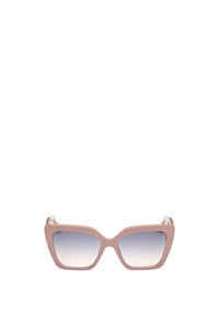 Gafas de sol de ojo de gato con un marco mate de color rosa claro, lentes degradados que van de claro a oscuro, y detalles claros en las patillas.