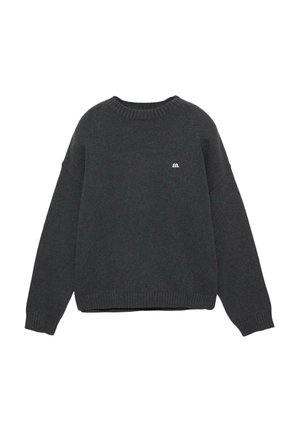 Maglione girocollo grigio scuro lavorato a maglia con maniche lunghe e piccolo logo bianco ricamato sul petto a sinistra.