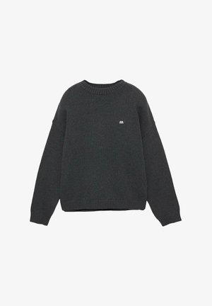 Maglione girocollo grigio scuro lavorato a maglia con maniche lunghe e piccolo logo bianco ricamato sul petto a sinistra.