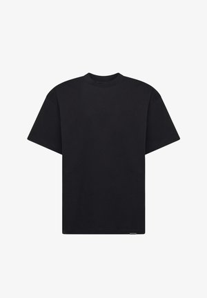 T-shirt nera a maniche corte con scollo rotondo. Tessuto di cotone liscio, vestibilità comoda e piccola targhetta con logo vicino all'orlo. Senza motivi né decorazioni.