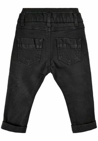 Pantalones de mezclilla negros con un corte relajado, con una cinturilla elástica, puños enrollados y dos bolsillos traseros de parche. Tela texturizada.