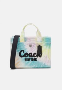 Sac fourre-tout en toile avec un motif tie-dye aux couleurs pastel. Logo noir "Coach New York", doubles anses et bandoulière ajustable.