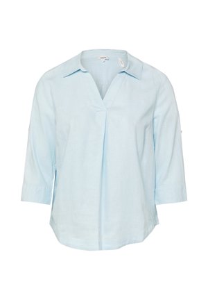 Hellblaue Damenbluse mit Dreiviertelärmeln, offenem Kragen und mittiger Falte vorne.