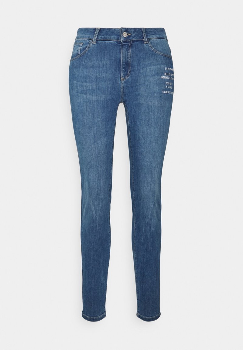 Vaqueros ajustados de mezclilla azul con un ligero efecto lavado, que cuentan con bolsillos delanteros y texto bordado en el área del bolsillo derecho.