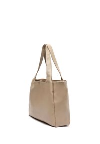 Bež torba na rame od kože s dva remena, strukturiranog oblika, glatke teksture i bez vidljivih dijelova ili uzoraka.