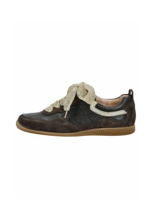 Baskets en suede noir et marron avec une finition texturée, lacets métalliques brun clair et semelle en caoutchouc. Présente des accents de design sur le panneau latéral.
