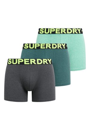 Tre par herre boxershorts: én grå, én teal og én lysegrøn, alle med sorte elastiske bånd med "SUPERDRY" i gul skrift.