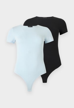 Due body a maniche corte, uno azzurro chiaro davanti e uno nero dietro, entrambi con scollature tonde e chiusure a scatto all'incavo delle gambe.