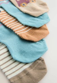 Calcetines coloridos surtidos en varios patrones, incluyendo azul sólido, rayas marrón y beige, con un acabado de punto texturizado.