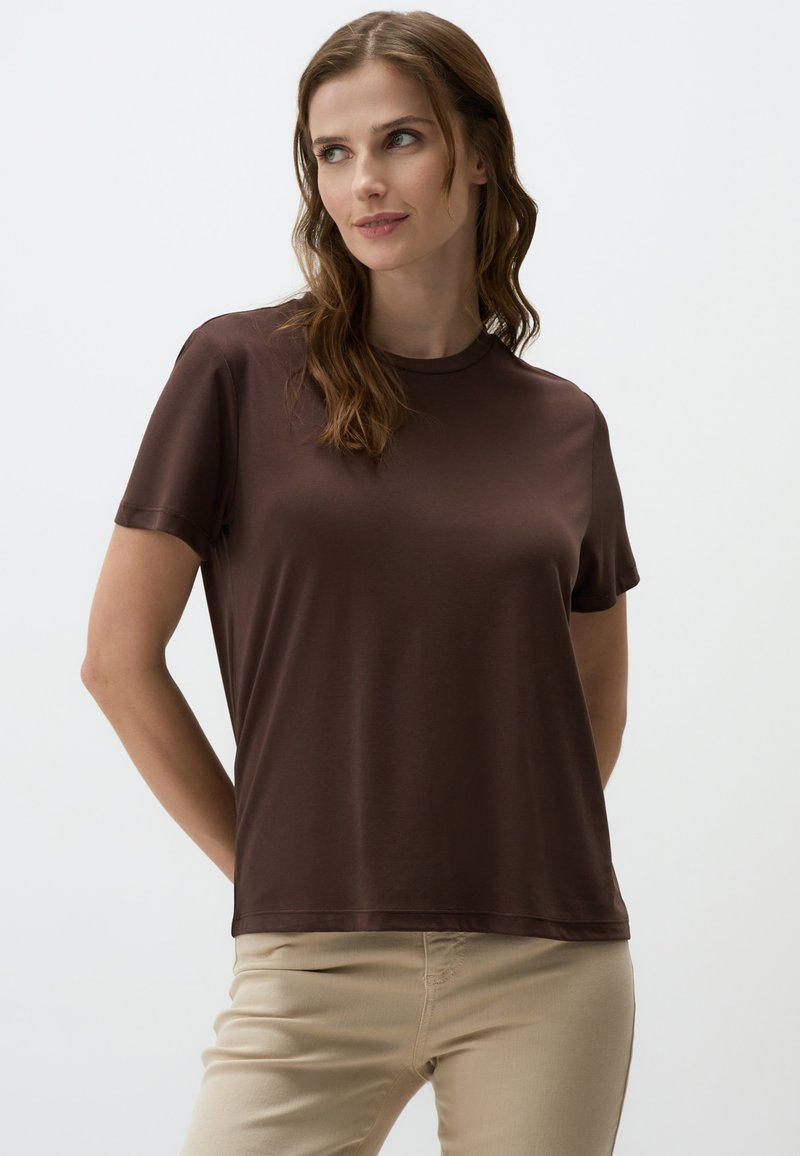 Korte mouwen shirt in bruin, gemaakt van gladde, lichte stof, met een ronde hals, een relaxte pasvorm en een minimalistisch ontwerp.
