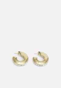 Guld hoop øreringe prydet med "LOVE GUESS" og dekoreret med klare krystaller langs den ydre kant, præsenteret på en hvid baggrund.