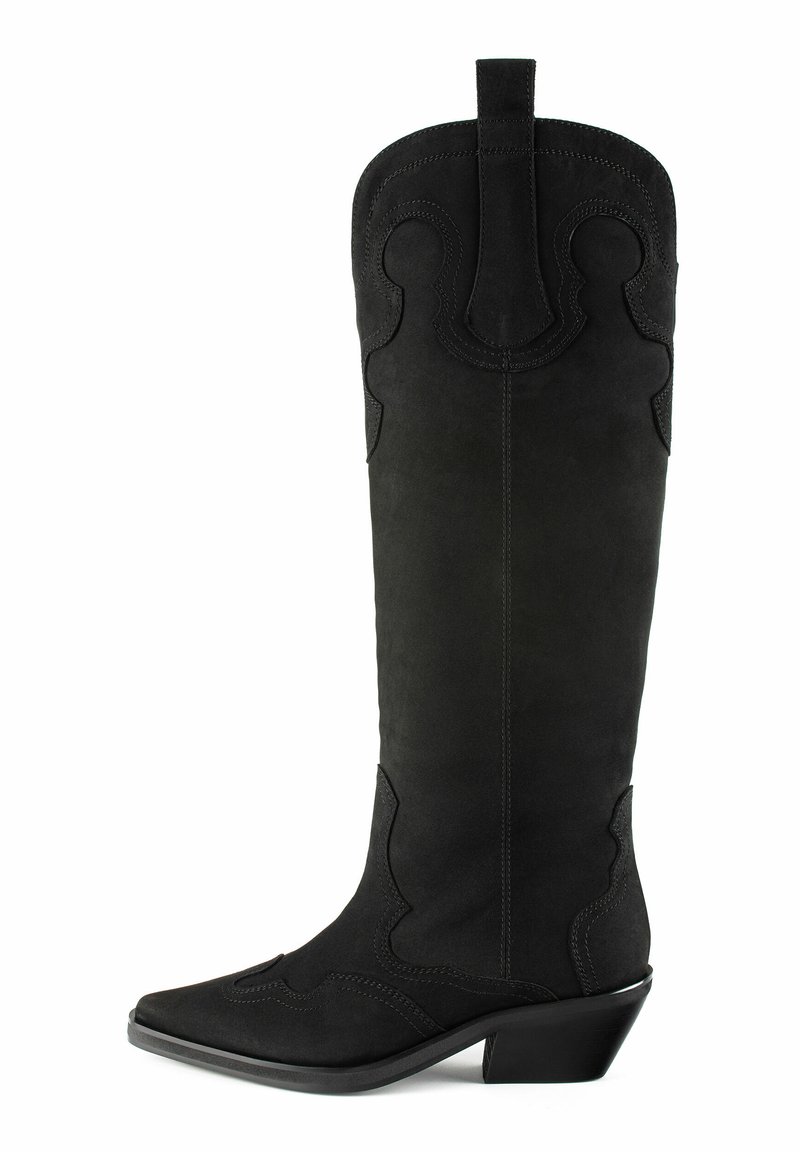 Cizmă cowboy din suede negru, cu vârf ascuțit, detalii cusute și toc mic pătrat. Prezintă accente decorative de-a lungul piciorului.