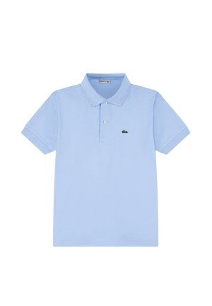 Polo a maniche corte di colore azzurro chiaro con colletto, due bottoni e piccolo logo verde a forma di coccodrillo sul petto a sinistra.