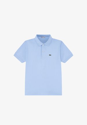 Lichtblauw poloshirt met korte mouwen, kraag, twee knopen en een klein groen krokodillenlogo op de linkerborst.