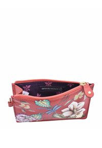 Rode leren portemonnee met rits, versierd met bloemmotieven, RFID-blokkerende voering en een gladde textuur. De binnenzijde heeft een paars bloemenpatroon.