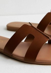 Bruine leren sandaaltjes hebben brede banden met een uitgesneden ontwerp, een platte zool en een gladde textuur, perfect voor casual wear.