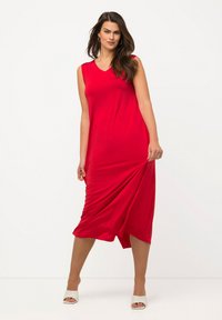 Ulla Popken MIDI EN TISSU FLUIDE LIGNE EN A COL EN V SANS MANCHES - Žerzejové šaty - red