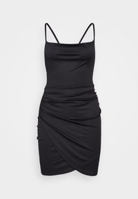 Robe noire ajustée avec des bretelles fines, fabriquée en tissu extensible lisse. Présente des détails froncés à la taille et une jupe style portefeuille.