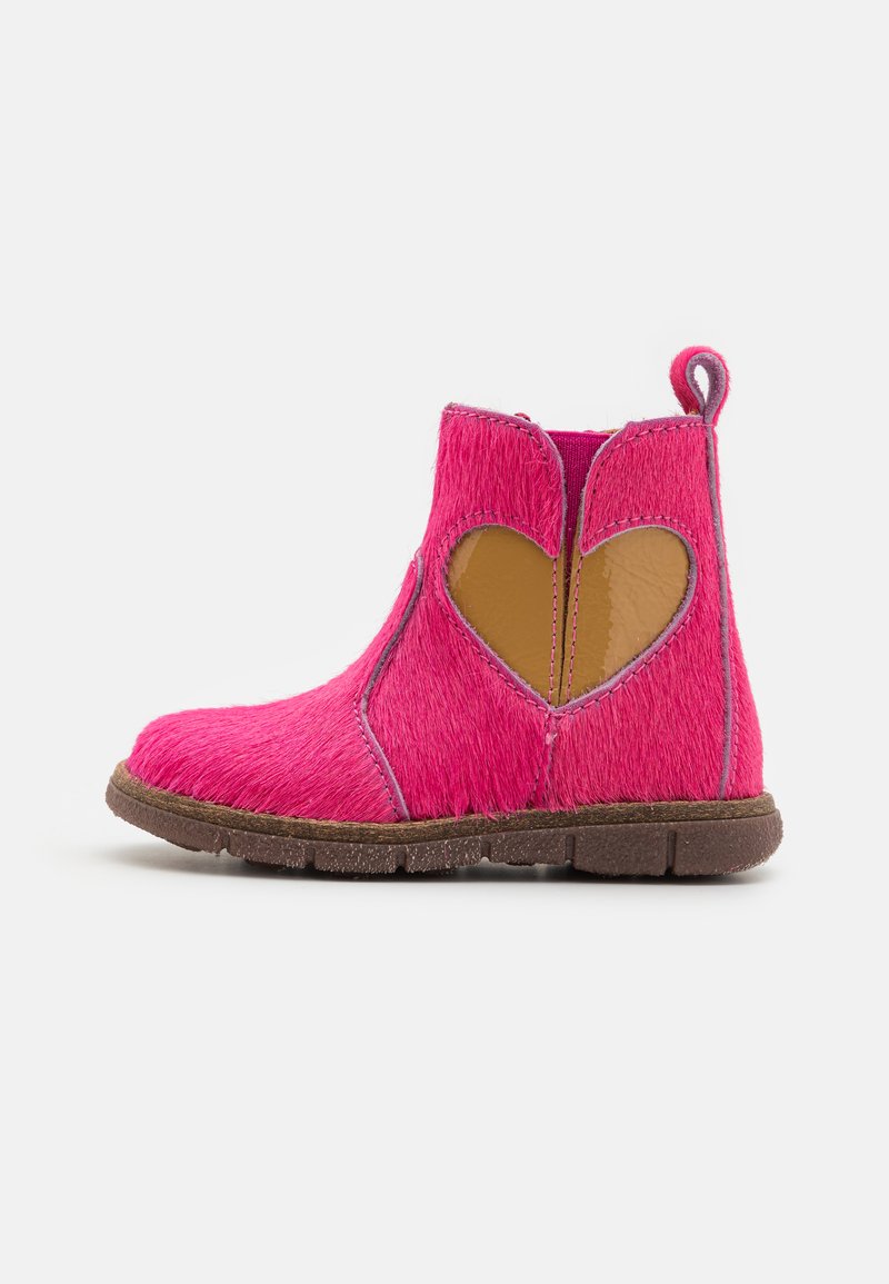 Botas de tobillo fucsias con textura de piel de pelo, que presentan un corte en forma de corazón en cuero marrón. Suela de goma con detalles en marrón oscuro.