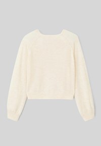 Pull cropped en tricot crème, avec des manches raglan longues et un col rond. La texture est douce et lisse.