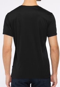 Černé tričko s krátkým rukávem vyrobené z hladké látky, s kulatým výstřihem a čistým, minimalistickým designem bez viditelných grafik.