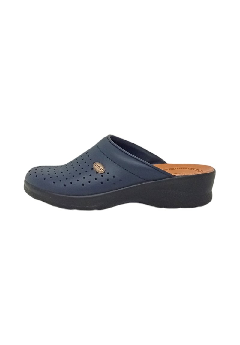Zoccoli blu navy con design perforato, punta arrotondata e una leggera zeppa. Presentano un piccolo emblema sul lato esterno e una finitura liscia.