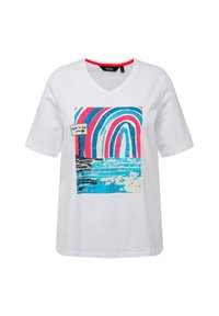 Witte katoenen t-shirt met V-hals, voorzien van een kleurrafische afbeelding van blauwe en roze boogpatronen en een label "Follow the Sun".