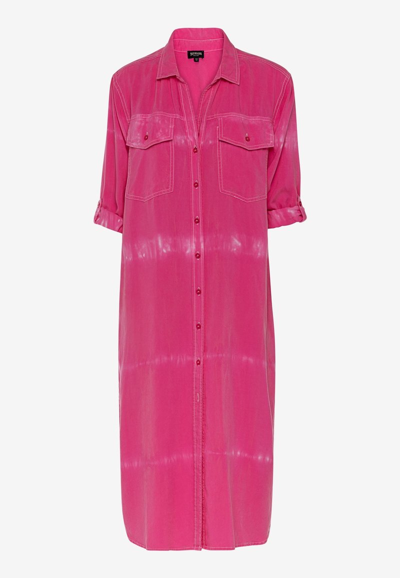 Vestido camisa rosa de manga corta con botones delanteros, dos bolsillos en el pecho y un patrón degradado de teñido anudado. Tela ligera con un corte holgado.
