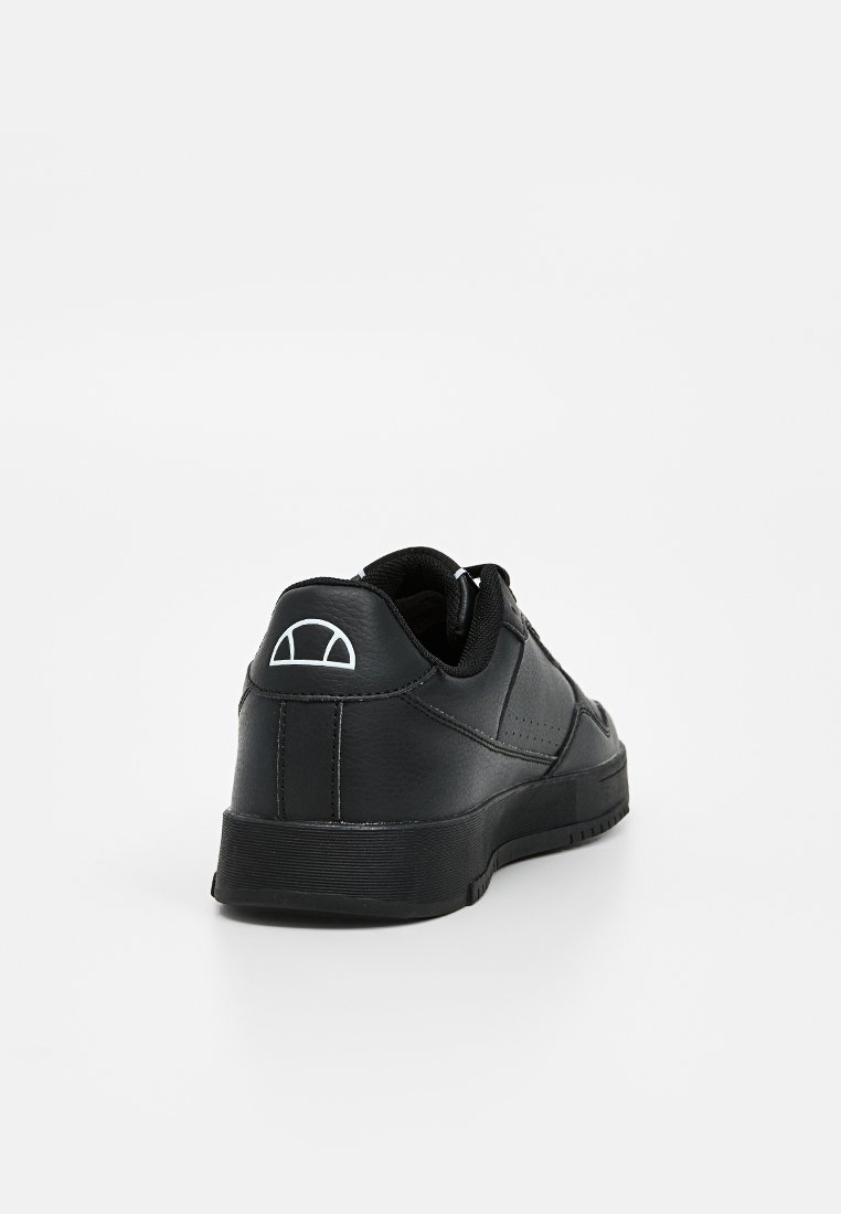 Baskets noires avec un extérieur en cuir lisse, bout rond, semelle en caoutchouc et un logo blanc distinctif à l'arrière. Des détails perforés ajoutent de la texture.