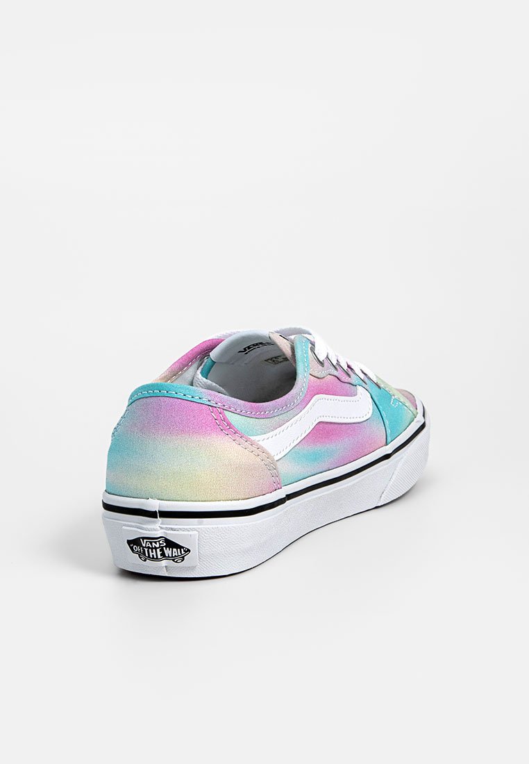 Zapatilla baja con un diseño degradado en rosa pastel, azul y morado. Presenta una franja blanca en el costado y suela negra con el logo de "Vans".