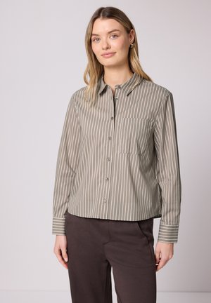 Chemise à rayures boutonnée en vert pâle et blanc, avec col, poche poitrine, manches longues et ourlet droit. Texture lisse.