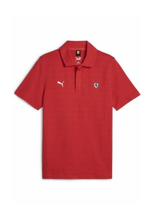 Czerwona koszulka polo Puma z logo Ferrari na piersi i białym logo Puma po przeciwnej stronie, krótki rękaw i kołnierzyk.