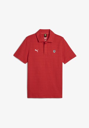 Polo rouge Puma avec logo Ferrari sur la poitrine et logo Puma blanc sur le côté opposé, manches courtes et col.