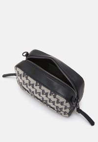 Rechteckige Tasche aus schwarzem Leder mit einem gewebten grauen und lila geometrischen Muster. Verfügt über einen Reißverschluss und strukturierte Akzente.