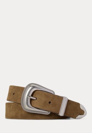 Ceinture en daim marron avec une boucle rectangulaire argentée et un détail assorti argenté à l'extrémité de la lanière, présentée enroulée sur fond blanc.